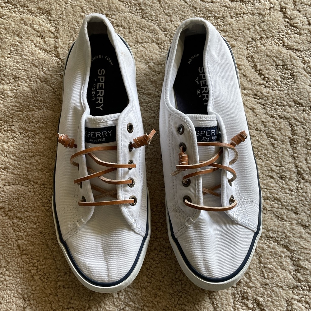 White and navy Sperry sneaker boat shoes ￼